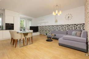 Metro Targówek Spacious Apartment with Parking by Noclegi Renters
